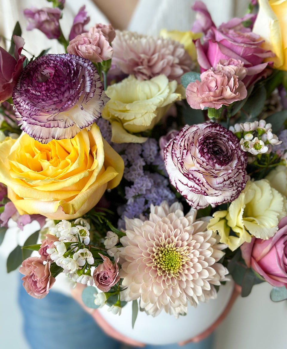 Send vase arrangements in Toronto and the GTA